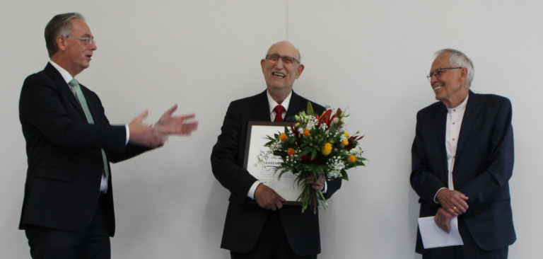 Wolfgang Stadler (mitte) bei seiner Verleihung der Ehrenbürgerwürde mit  Bürgermeister Marcel Fath (links) und dem Laudator Karl Kühbandner.